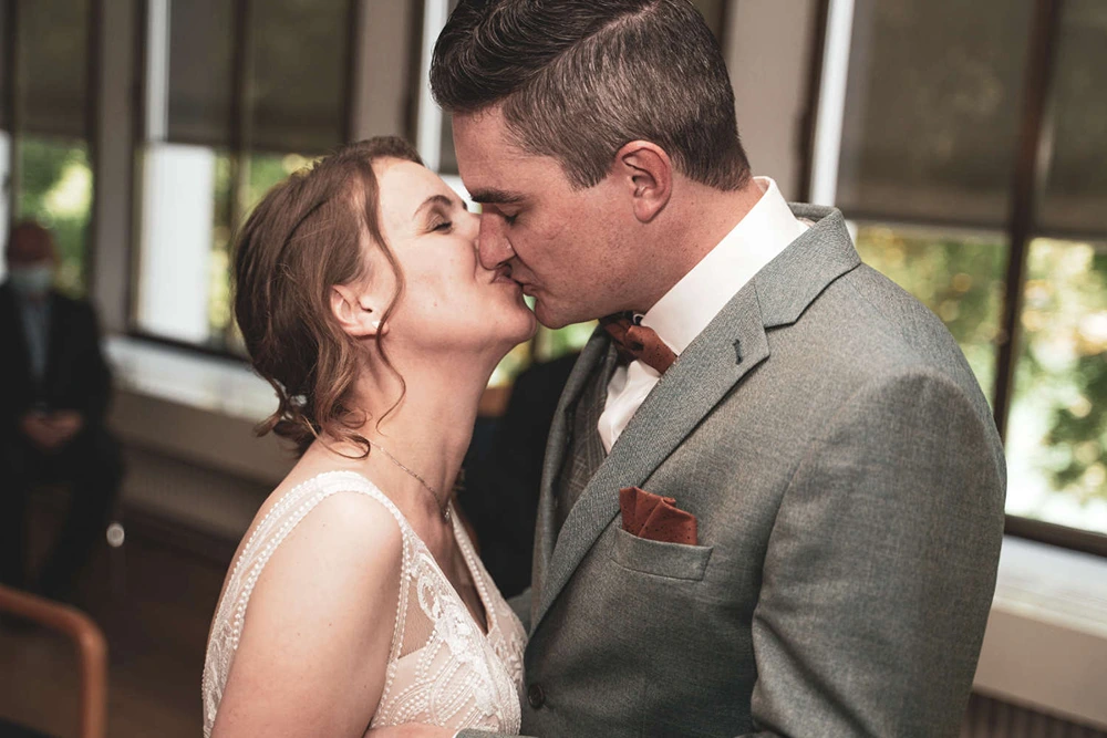 Der Kuss bei der zivilen Trauung – emotionales Hochzeitsfoto im Standesamt von hochzytfotograf.com