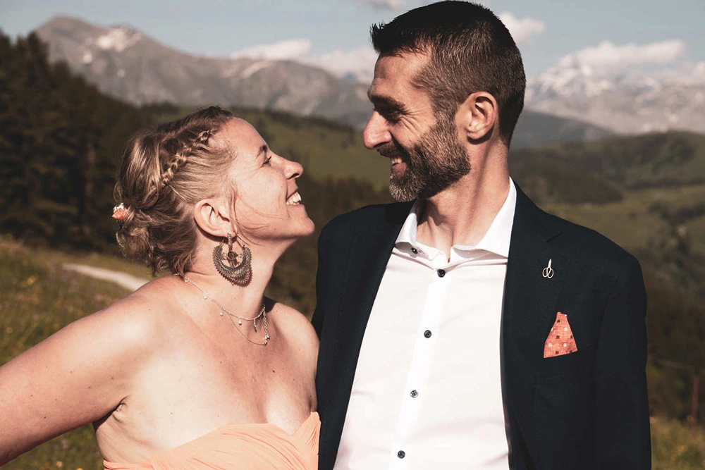 Hochzyt Foto in den Alpen – verliebtes Paarmoment in der Berglandschaft bei hochzytfotograf.com