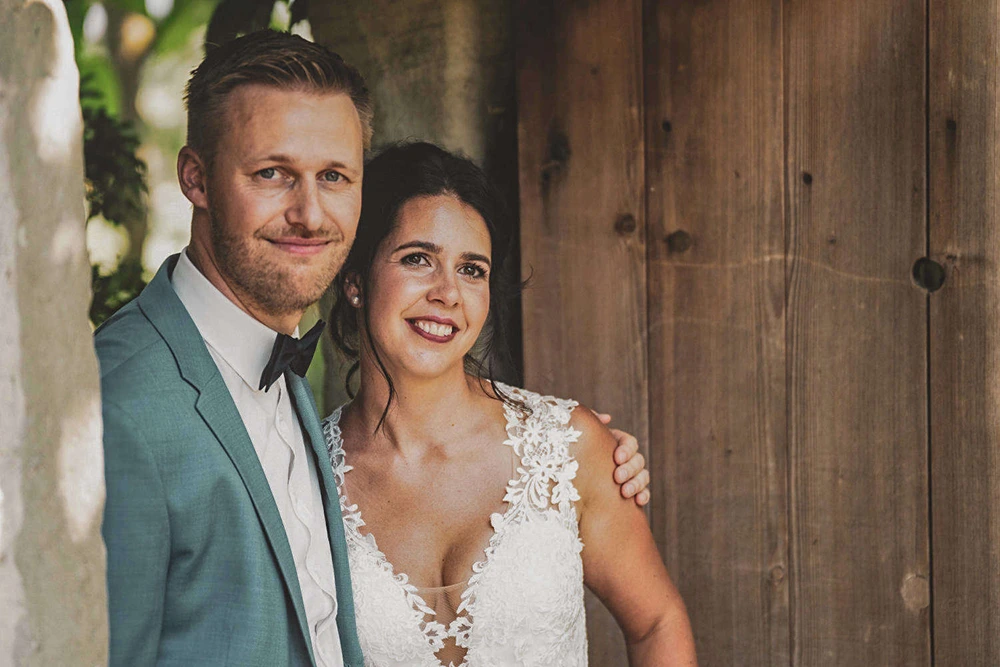 Authentisches Hochzyt Foto mit Holzstruktur – inniger Moment vom Brautpaar bei hochzytfotograf.com