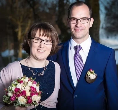 Brautpaar in Blau bei der zivilen Trauung – stilvolles Hochzeitsfoto von hochzytfotograf.com