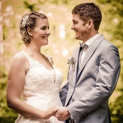 Verliebter Blick zwischen Brautpaar – natürliches Hochzyt Foto von hochzytfotograf.com