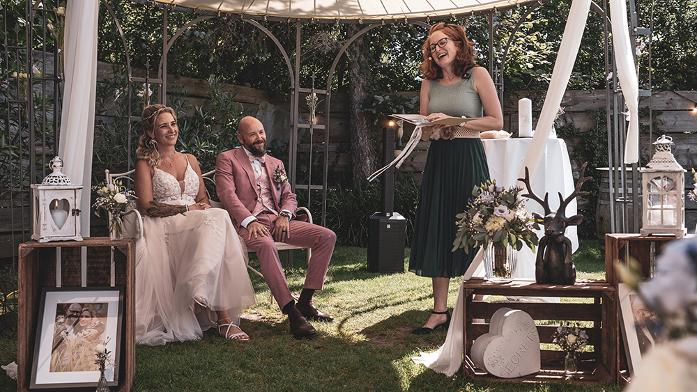 Freie Trauung im Garten des Maximilian in Solothurn mit Brautpaar und Traurednerin – emotionale Gartenhochzeit in Solothurn