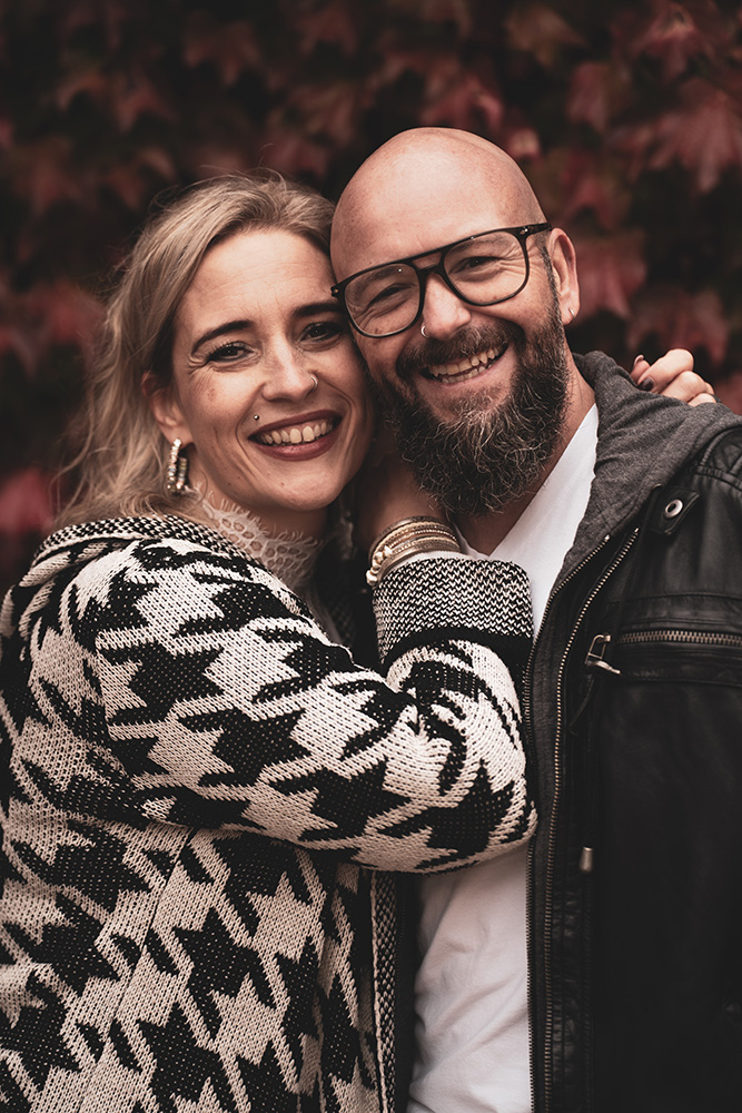 Nahaufnahme eines glücklichen Paares beim Verlobungsshooting an der alten Cellulosefabrik Attisholz nahe Solothurn – natürliche und authentische Paarfotografie