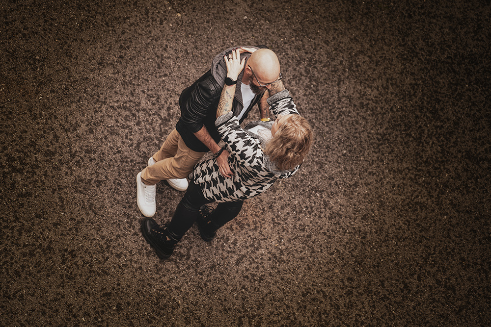 Drohnenperspektive eines verliebten Paares beim Verlobungsshooting an der alten Cellulosefabrik Attisholz nahe Solothurn – natürliche und moderne Paarfotografie