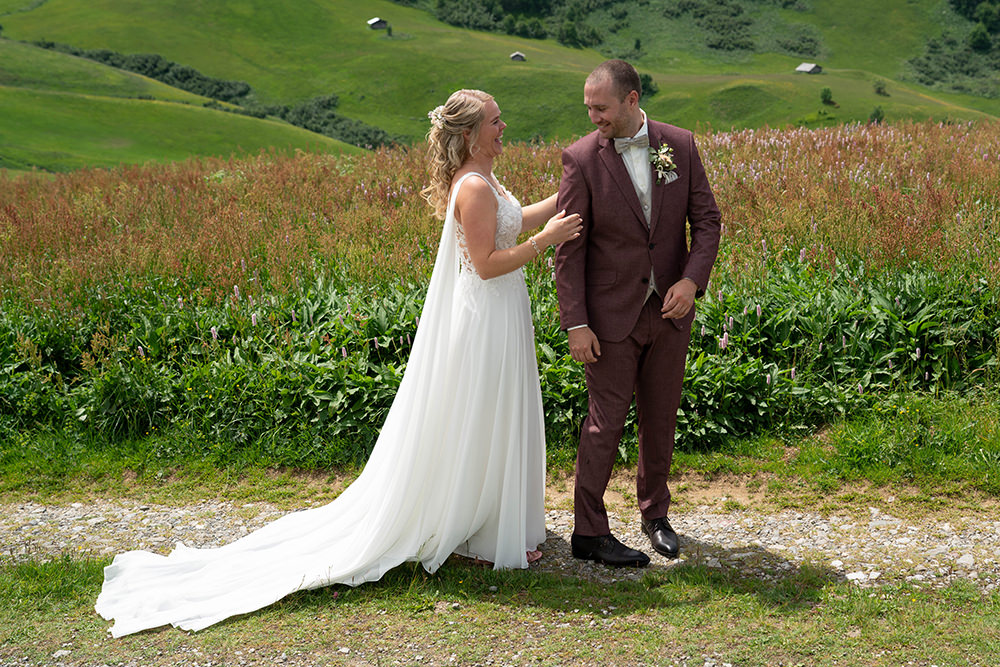 Bezaubernde Berghochzeit auf dem Hahnenmoos (Adelboden · Lenk) - Hochzeit von Laurence & Bryan 3 First Look auf dem Hahnemoos in Adelboden Lenk – Braut und Bräutigam begegnen sich in alpiner Landschaft