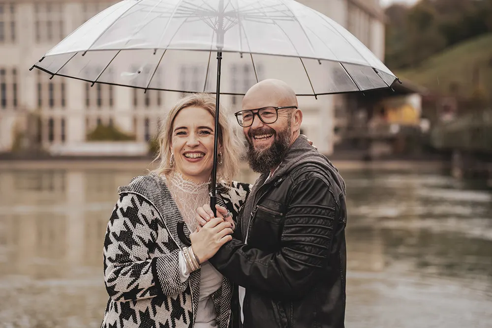 engagementshooting verlobungsfotos attisholz verliebtes paerchen regenschirm